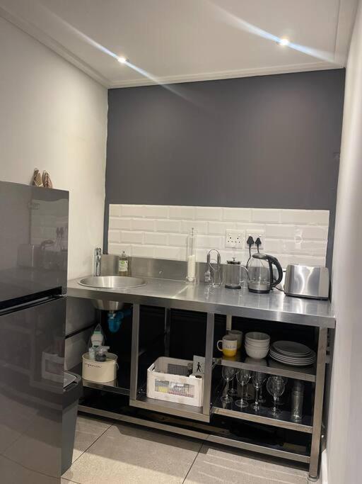 Central Modern Studio Apartment, Hermanus Waterfront Eksteriør bilde