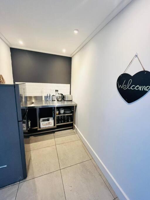 Central Modern Studio Apartment, Hermanus Waterfront Eksteriør bilde