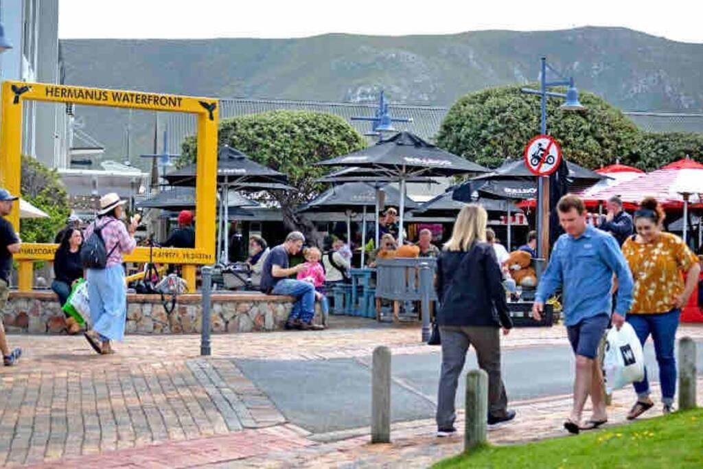 Central Modern Studio Apartment, Hermanus Waterfront Eksteriør bilde