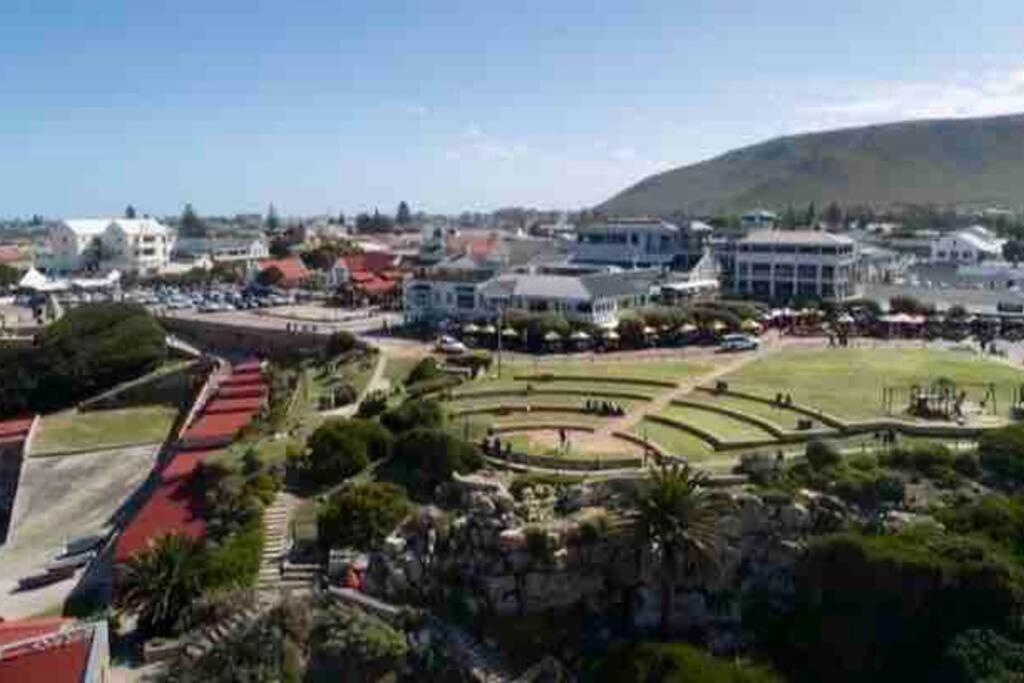 Central Modern Studio Apartment, Hermanus Waterfront Eksteriør bilde