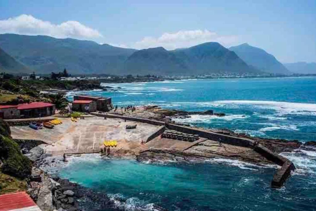 Central Modern Studio Apartment, Hermanus Waterfront Eksteriør bilde